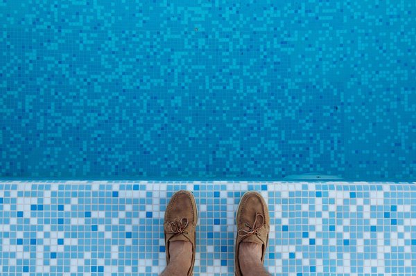 Comment réaliser une piscine à débordement avec un effet miroir sur un terrain en pente?